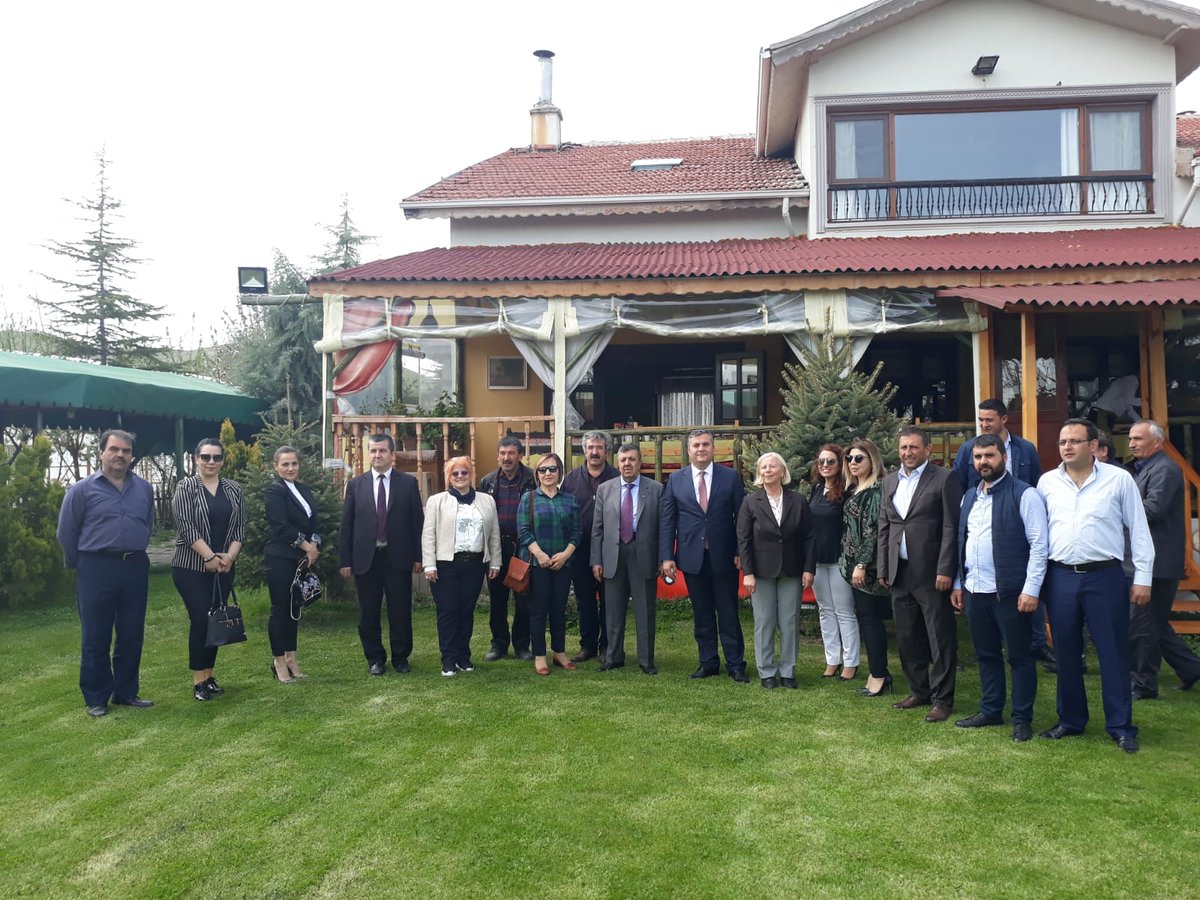 TOBB Ankara Kadın Girişimciler Kurulu İcra Komitesi Başkan ve Üyeleri Çubuk Ticaret Borsası Başkanı Sayın Veli Demir’i makamında ziyaret etmiştir.