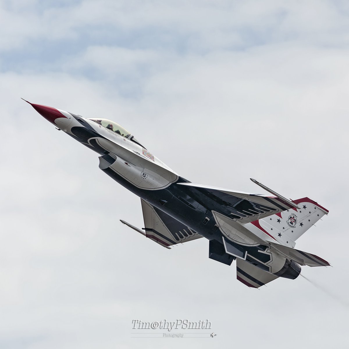 AvEcuadorRT's tweet photo. RT @TimSmith923: #USAF #Thunderbirds #OpposingSolo #6
Capt. Michelle “Mace” Curran takes full command of the airspace in her #F16 #Viper with The High Alpha Pass #keeslerafb
#ThunderOverTheSound #SmokeOn #GulfofMexico #Biloxi
#ThankAVet
#FreedomsNotFre… https://t.co/yosyklFFYg