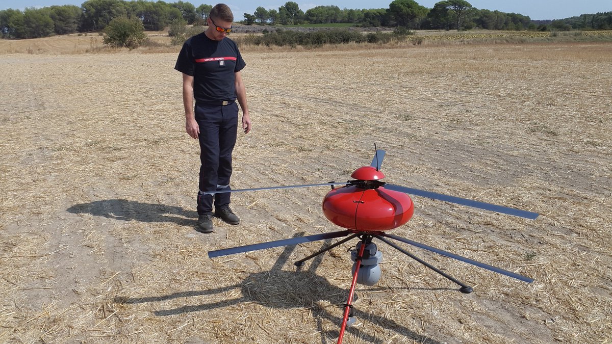 Pompiers_13's tweet photo. [#JournéeInternationaleDesDrones]
Les #Pompiers13 s’appuient sur une technologie d’avant-garde : une « flotte » de 10 drones comptabilise une centaine d’heures de vol/an. Le but? Obtenir des images uniques et préserver la sécurité des agents.
Une vraie assistance à l’opérationnel https://t.co/1meCVfUCvd
