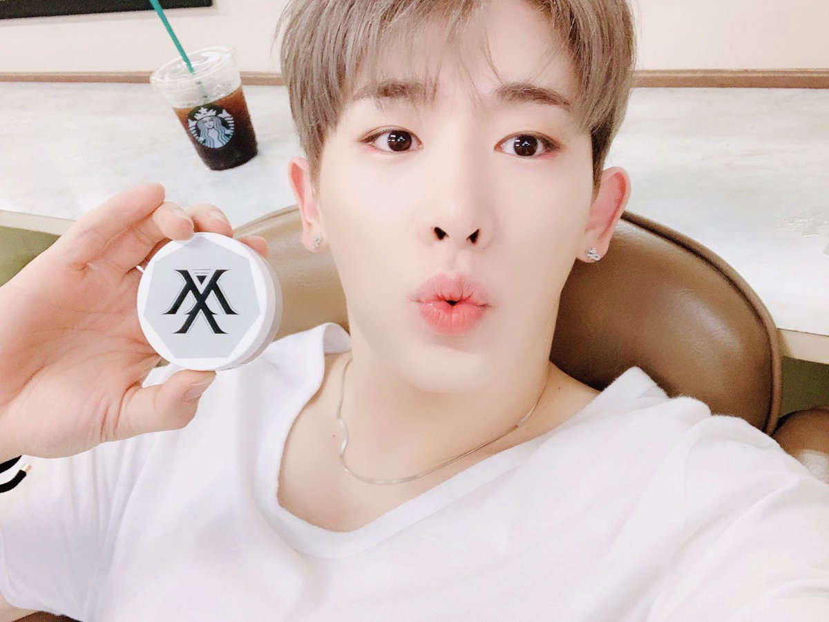 OfficialMONSTAX's tweet image. [#MONSTA_X]
#몬스타엑스 X #토니모리
#몬스타엑스톤업틴세트 ☀️

#MONSTAX #TONYMOLY 
#생기있는얼굴 #보송매끈피부
#셔누 #원호 #민혁 #기현