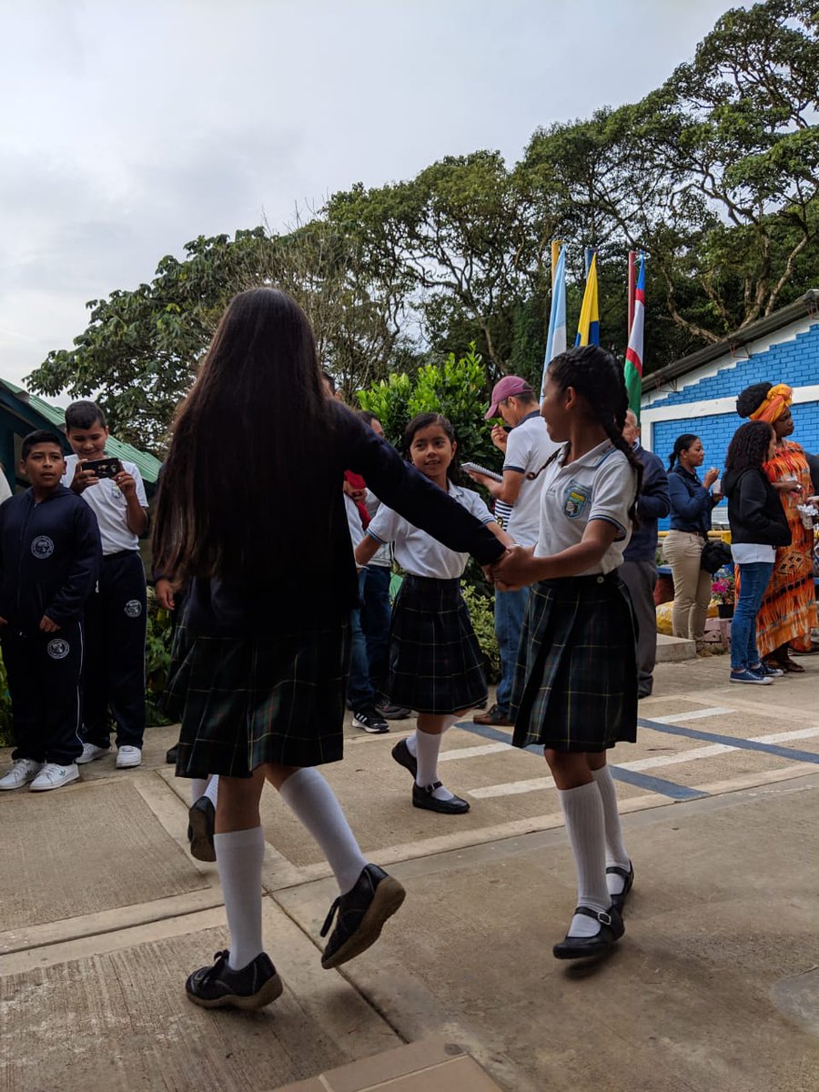 Educacion_Cali's tweet image. El compromiso por la educación en Cali es integral. Nuestra meta es que los jóvenes de todos los corregimientos de la ciudad reciban una educación de calidad y construyan en la escuela su proyecto de vida. #AsíConstruimosProgresoSocial #EducaciónParaElProgreso