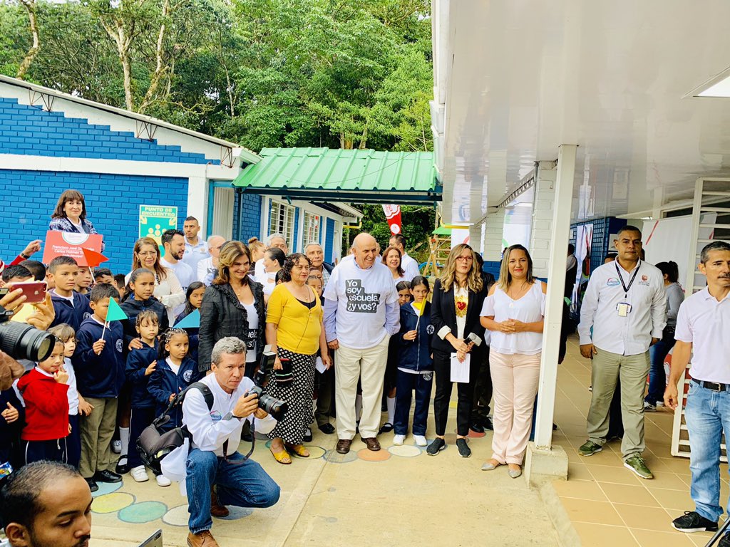 TICAlcaldiaCali's tweet image. El alcalde @MauriceArmitage sigue cumpliéndole a la comunidad siendo consecuente con su compromiso por la #EducaciónParaElProgreso. Es así como se realiza la entrega oficial de 34 sedes de instituciones educativas oficiales rurales de Cali. 
#AsíConstruimosProgresoSocial