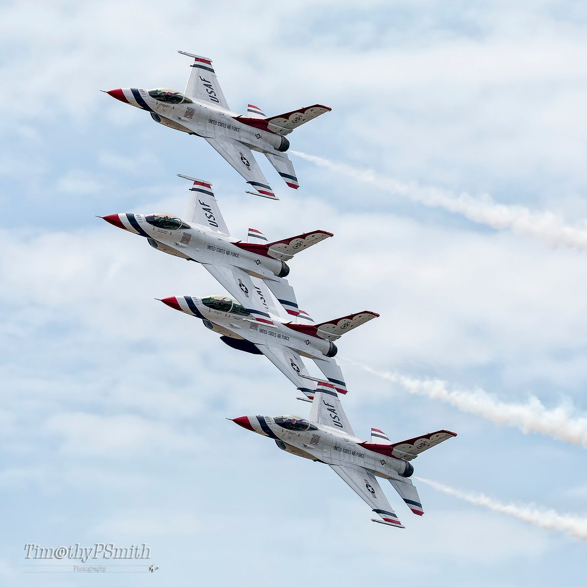 TPS_Photog's tweet photo. W/ minimal Separation The #USAF #Thunderbirds execute The Diamond Pass in Review #ThunderOverTheSound #Biloxi #F16 #Viper #PackedTight #Merica
TB#1 Lt. Col. John Caldwell-CO
TB#2 Maj. Will Graeff-L Wing
TB#3 Capt. Michael Brewer-Right Wing
TB#4 Maj. Whit Collins-Slot Pilot
🇺🇸 https://t.co/m74m2VCKCQ