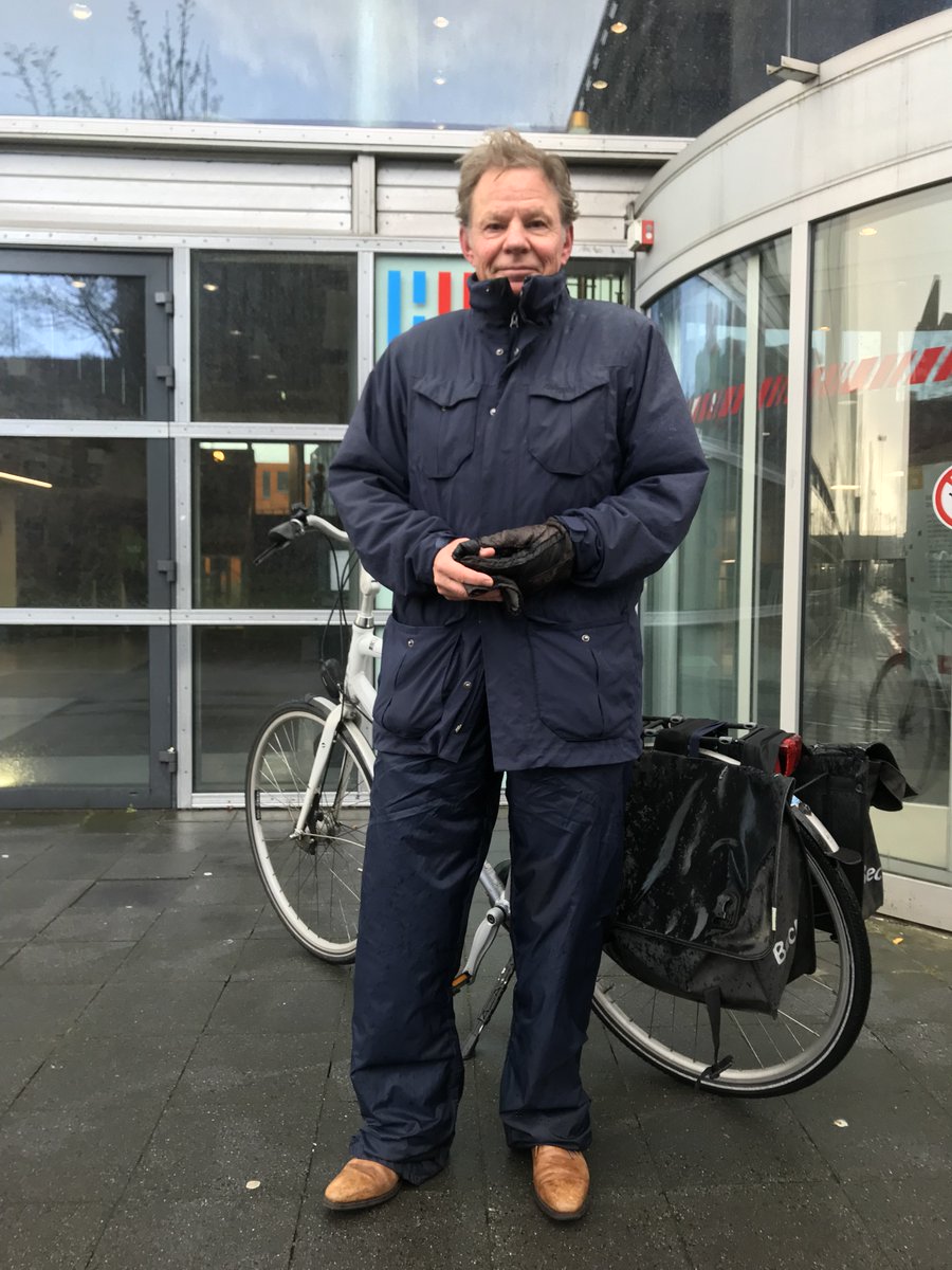 In het project ‘HU Fietsambassadeurs’ worden collega’s die met de fiets/e-bike naar de HU komen in de spotlight gezet.

Dit keer: Sjef Vogel. Sjef fietst 10 km (enkele reis) naar de HU. Hij luistert onderweg geen muziek. "Ik fiets gewoon heel hard, samen met mijn vrouw"