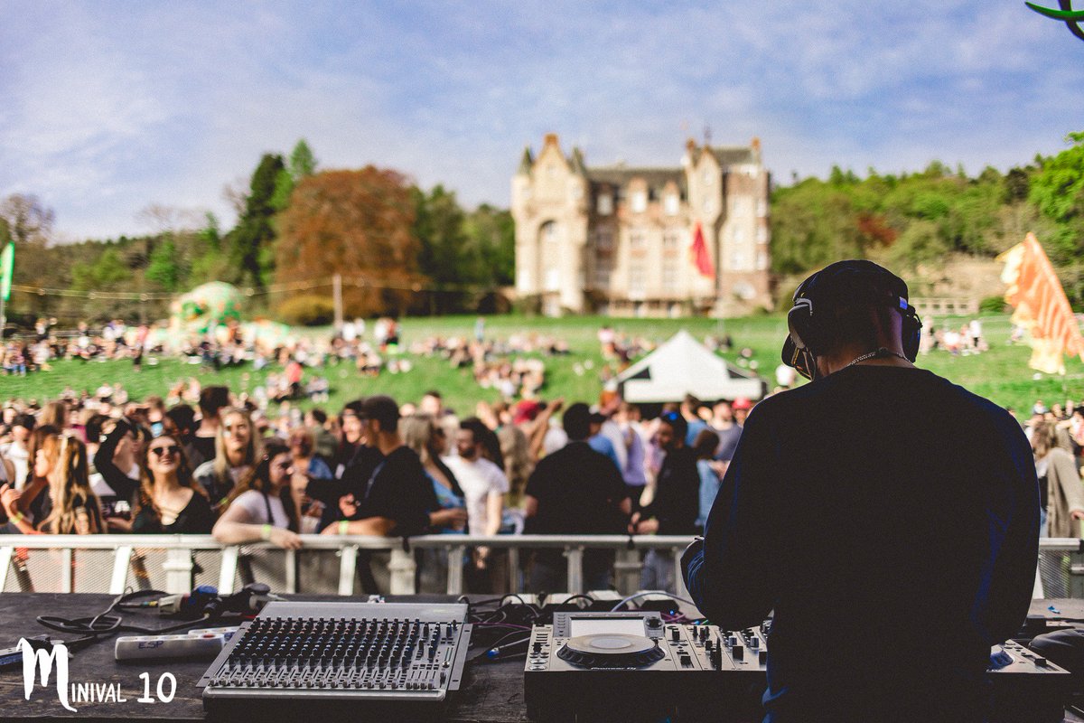 Minivaluk's tweet image. COMPETITION TIME!!! We're giving 2 lucky people the chance to win 6 free drink tokens!!!!! All you need to do is share a picture of yourself at any Minival event. Make sure to tag us, hashtag your picture #minival, and follow us to find out the winners (announced Friday)!!!