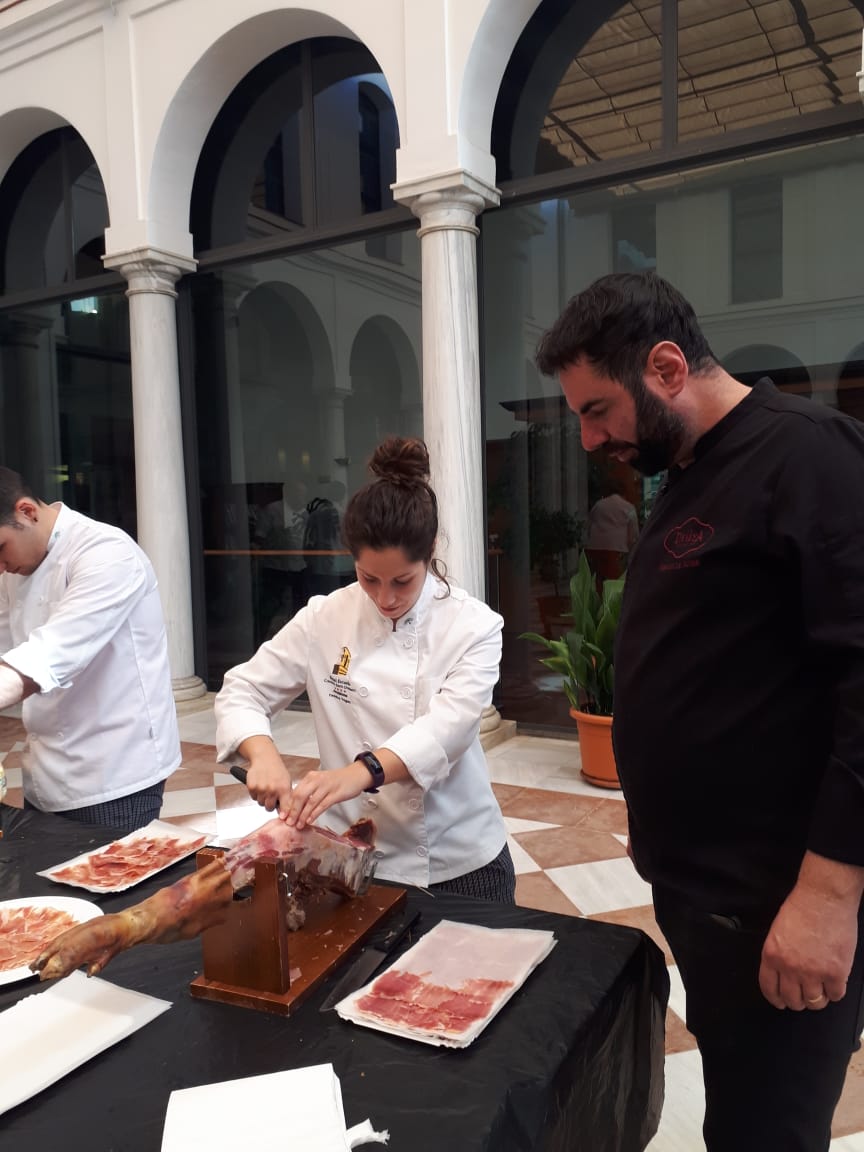 Hoy hemos acabado el curso de corte y emplatado de jamón para los alumnos de <a href="/hesantodomingo/">HECSD-Archidona</a> de <a href="/TurismoAndaluz/">Turismo Andalucía</a>

Impartido por nuestros compañeros José Juan y José Miguel.

Además impartimos previamente una charla teórica sobre el sector del jamón y las modalidades de productos