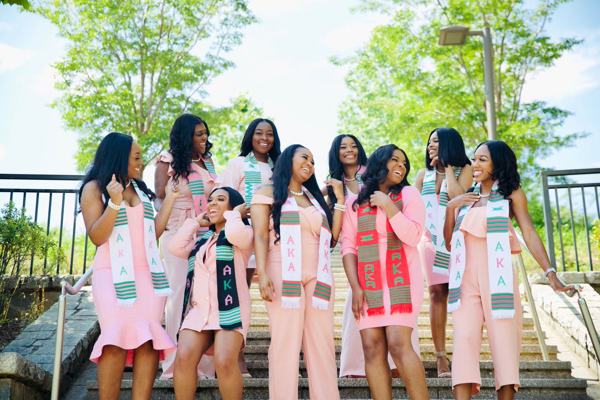 Lifeofcrys_'s tweet photo. Beauty, brains, and most importantly bosses. #akasgraduate #HMph #HPDP #prettygirlsgetdegrees 💓💚 https://t.co/NtqyGqTb85