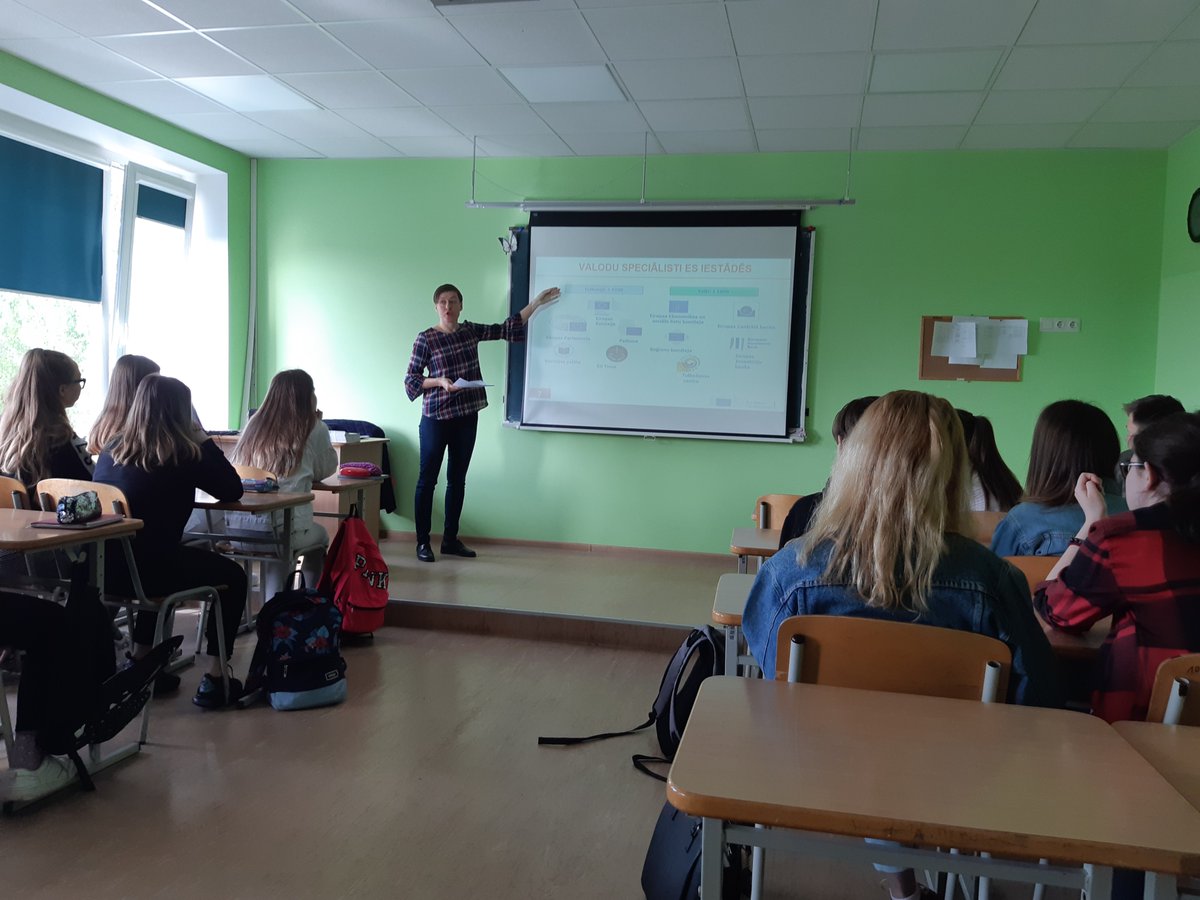 Šodien EK Tulkošanas dienesta @translatores pārstāve Elizabete Pičukāne viesojās Salaspils 2. vidusskolā un 9. klases skolēniem stāstīja par tulkotāja darbu Eiropas Komisijā. Liels paldies skolēniem par pārdomātajiem jautājumiem! #AtpakaļUzSkolu #EiropasDiena #Back2School