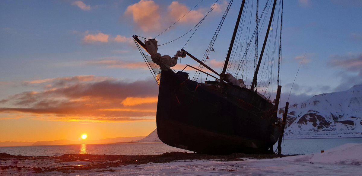 Er det ikke vakkert?😍✨ Det er overskyet på #Svalbard i kveld, men bak skyene lurer midnattsola som kom allerede 19. april. Her foreviget natt til onsdag, omkring kl 01, når sola er på sitt laveste. 📸 Ine-Therese Pedersen, fra Hotellneset utenfor Longyearbyen 🌅