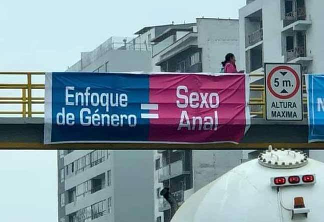 pocovicio's tweet photo. [papá pasa con su hijo por cartel de Con Mis Hijos No te Metas]

–Papá...
–Dime, hijo (por favor que no me pregunte qué significa sexo anal, por favor)
–¿Qué significa "enfoque"? https://t.co/3EA137J1rq