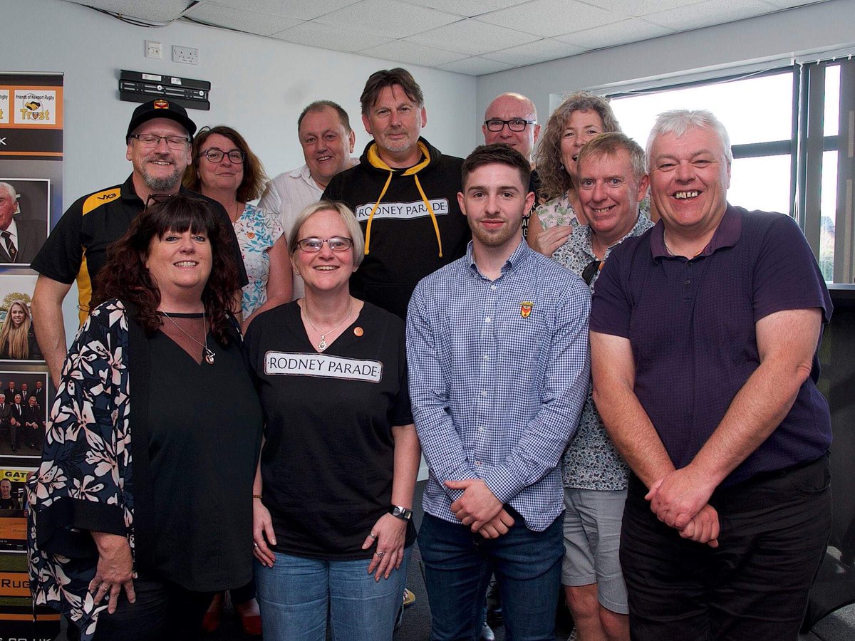 FannyIngabout's tweet image. Just some of our #everytimeref gang with one of our sponsored players, Tom Lucas (clearly bemused by this daft bunch of old folk) 🖤💛 #cotp