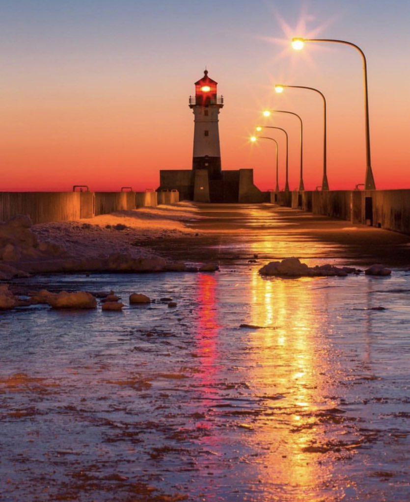 EverythinginMN's tweet photo. A stunning Duluth sunset from the North Pier Light. 🌅 Photo by Samantha Lindberg. https://t.co/lMeUB5CtnH