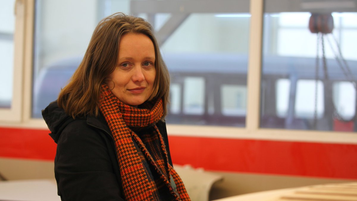 vpronms's tweet image. Hoe voelde het om je dromen in duigen te zien vallen door de Tweede Wereldoorlog? Documentaireregisseur @suzanneraes verbeeldt dit in  'Ganz: How I Lost My Beetle', over de Joodse Kever-ontwerper die alles verloor door Hitler. Pieter spreekt haar aankomende nacht over deze film.