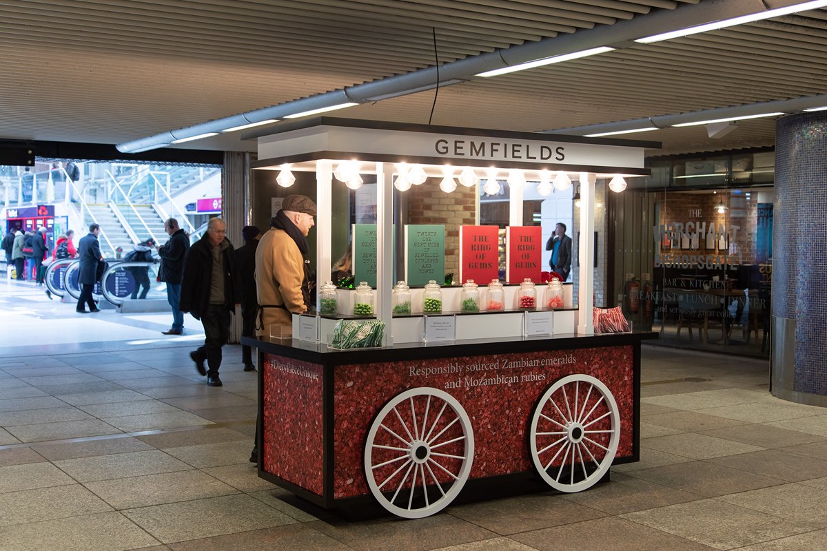 SpaceandPeople's tweet photo. Remember @GemfieldsLtd #everypieceunique activation? Our photographer @saml242 has beautifully captured their time at @NetworkRailLST and it looks like they were truly a jewel of the station with their scintillating kiosk. #Gemfields #London #popup #activation #brandexperience https://t.co/j0vO4i6cCi