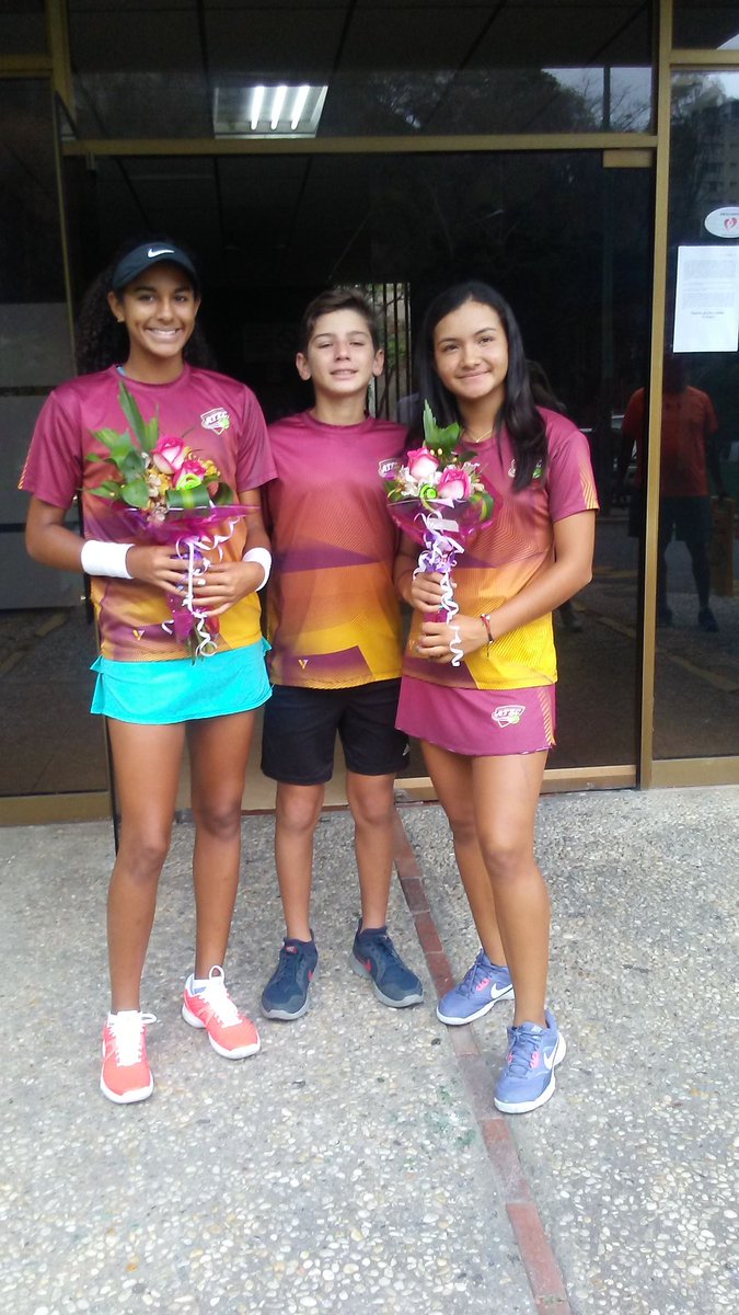 Carabobeños Aldo Randazo, Lorena Cedeño y Vanesa Suarez jugaran con la Seleccion de Venezuela en Campeonato Sudamericano de Tenis en Cali, Colombia.
#CaraboboTierradeCampeones
#Vamosquesi
#TenisCarabobo 

@PizarraVen
@VzlanTennis