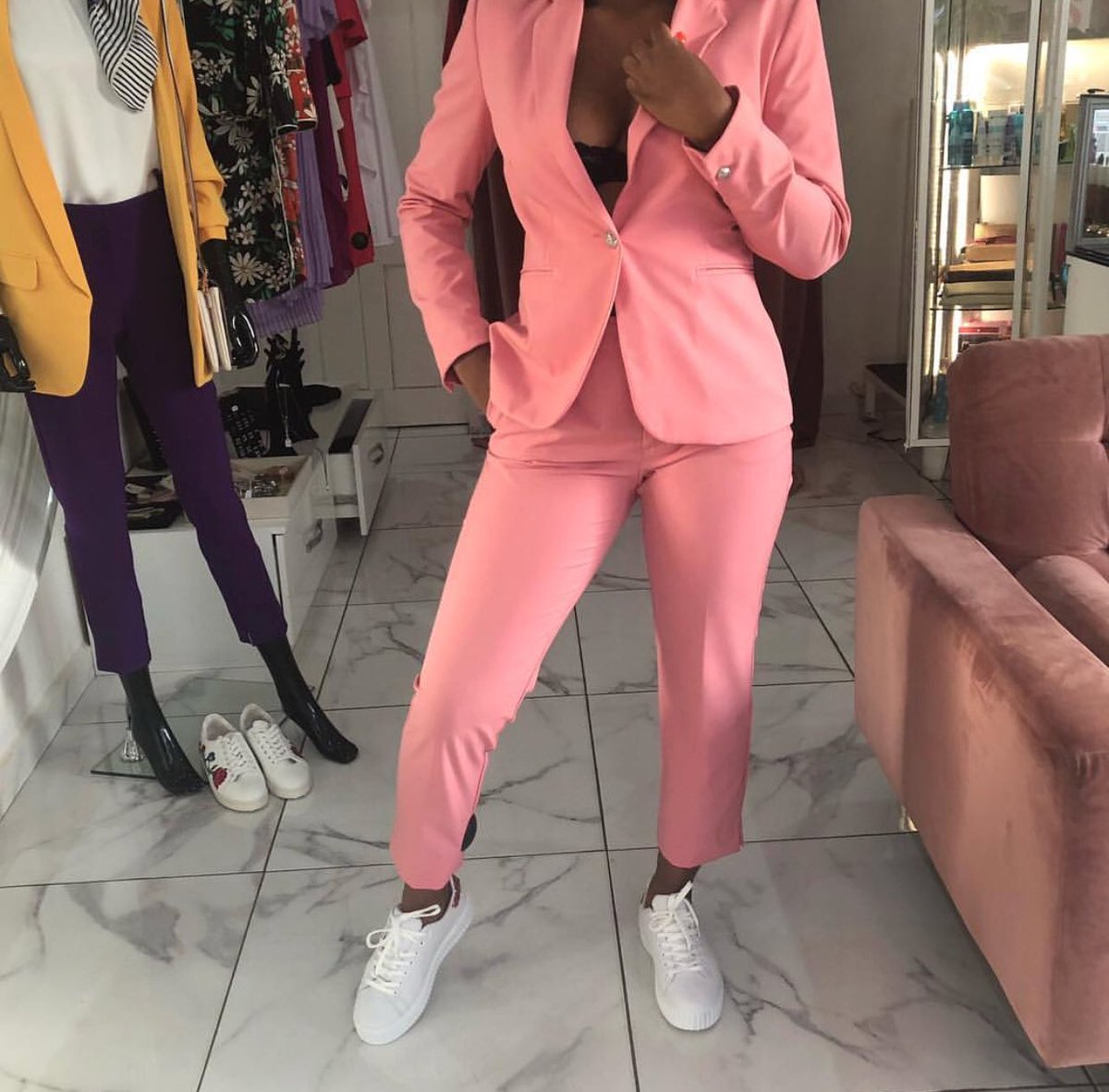 Plus que quelques jours avant la fin des soldes chez Eles.
Rendez-vous sur notre page Instagram ( @ eles.conceptstore ) ou en boutique à Bastos face hôtel Meumi.
L’ensemble smoking est quitté de 75 à 55.000 fcfa et le top bleu de 28 à 15.000 fcfa 🔥😊
#Soldes #ElesConceptStore