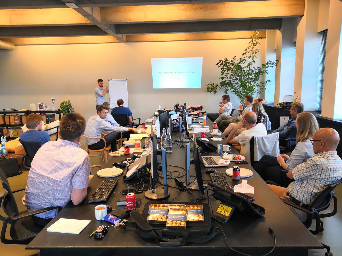berghs01's tweet photo. Gaaf! Afgelopen dinsdag deelde Stef Adriaansen, Technical Consultant SAP bij @Dimensys, zijn inzichten op het gebied van #blockchain. Een enorm hippe term, maar wat is het nu juist? En waar ligt de connectie tussen blockchain en de 3 DIM pijlers? https://t.co/tPiAKybp47