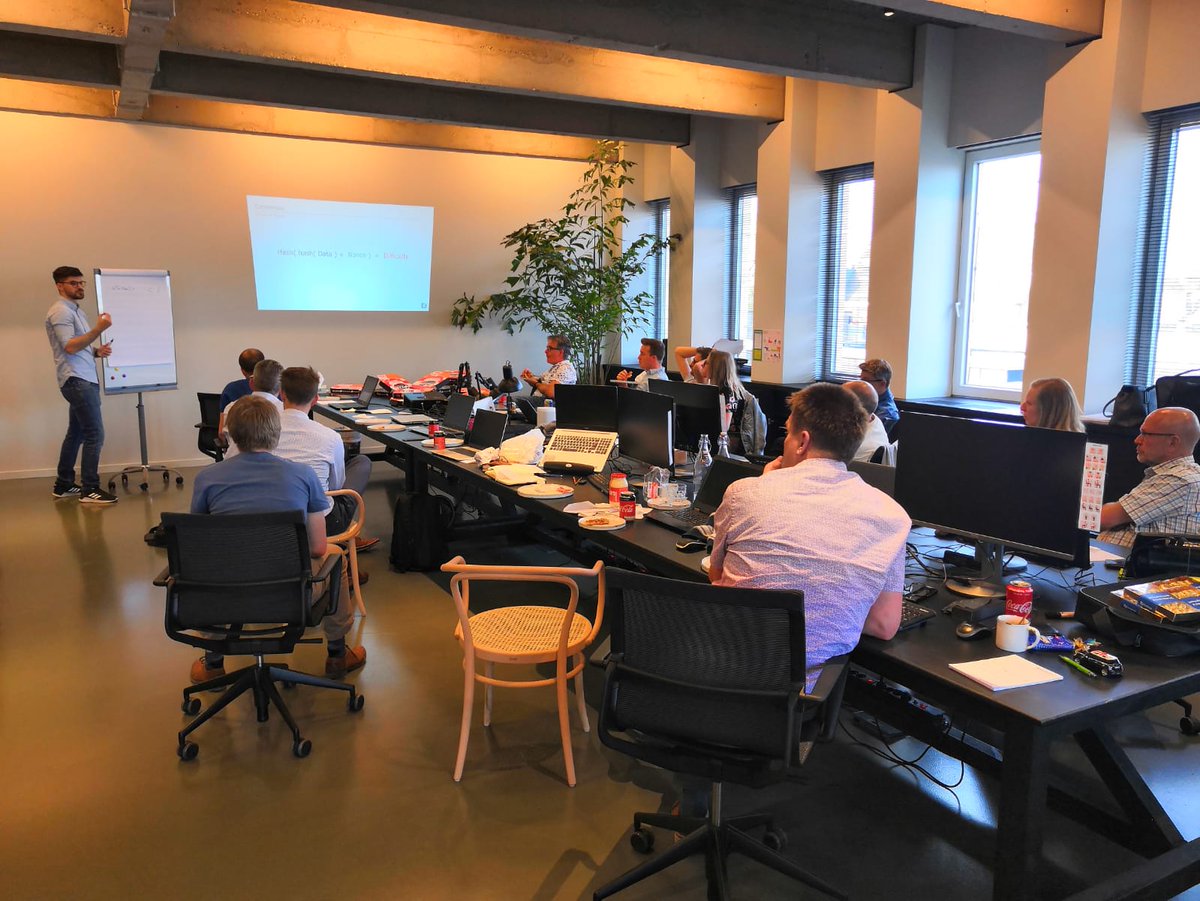 berghs01's tweet photo. Gaaf! Afgelopen dinsdag deelde Stef Adriaansen, Technical Consultant SAP bij @Dimensys, zijn inzichten op het gebied van #blockchain. Een enorm hippe term, maar wat is het nu juist? En waar ligt de connectie tussen blockchain en de 3 DIM pijlers? https://t.co/tPiAKybp47