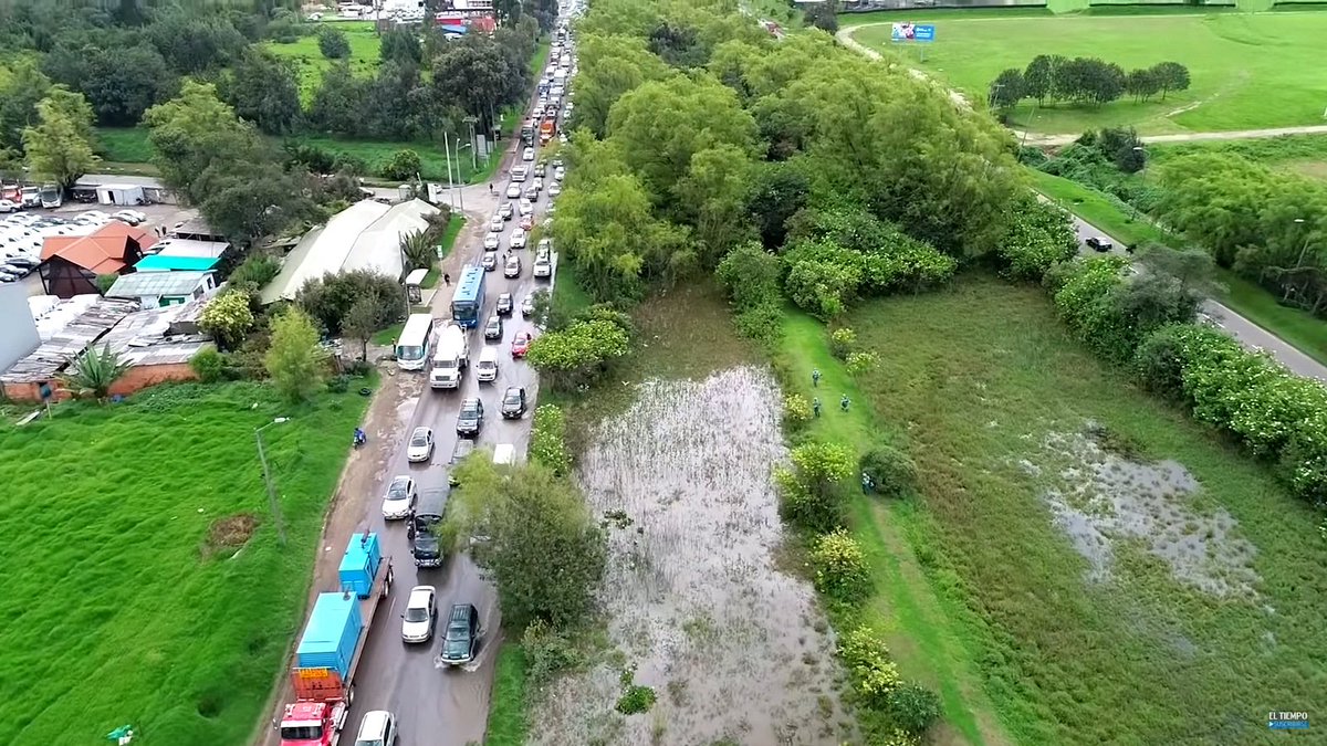 danielbernalb's tweet image. 1. Estas fotos tomadas del video de @ELTIEMPO de inundaciones en la autopista norte, demuestran la importancia del humedal en el separador, un relicto del Torca-Guaymaral. ¿Cuando lo pavimenten para ampliar la autopista para dónde cogerá toda esa agua?
youtube.com/watch?v=P9Ccdx…