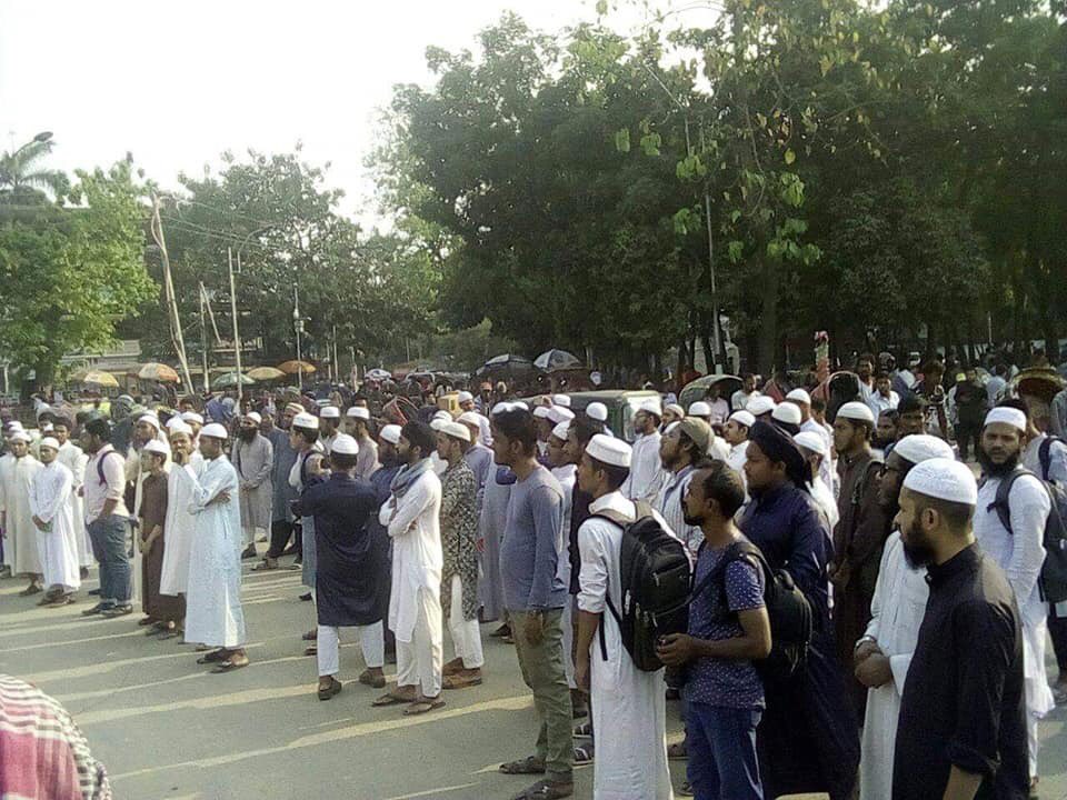 TwitsMahbub's tweet photo. Protest against attack in Sri Lankan Churches!
#SriLankaAttack #SriLankaBombings #iscabd #SriLankaAttacks #SriLankaBlast https://t.co/J3rCcDuHYr