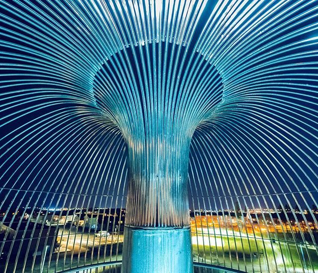 borreli's tweet photo. Tiller fra tårnet🗼
——
Det er en spesiell stemning å stå inne i skulpturen og utsiktstårnet Kontinuum øverst i Tillerparken om kvelden. Den kalde lyssettingen fra bakken gir trolsk liv i stålstengene. Samtidig gir det varme lyset fra bydelen en lun ramme rundt 😴
.
#utsikt #ti… https://t.co/Y4Gi4o1B5k
