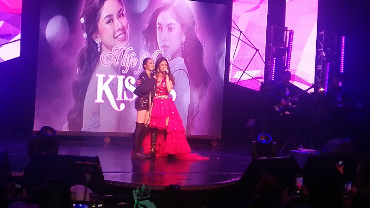 sweetestkirsten's tweet photo. Kisses and AC. #LoveALifeFullOfKISSES https://t.co/NwWCAqaiiX