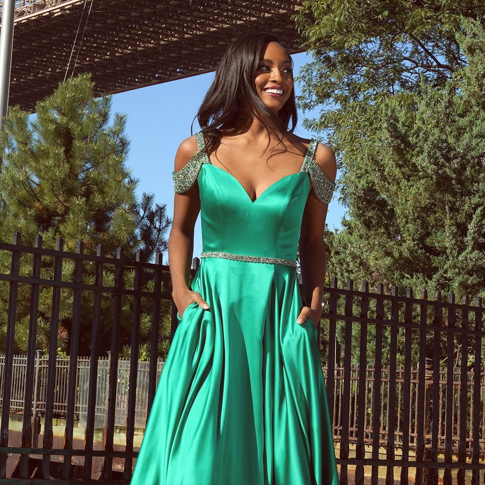Enchanting as an emerald 💚2109
#colorsdress #ballgown #prom #instafashion #emerald #promdress #promdresses #emeraldgreen #satindress #offtheshoulderdress #highsilt #gown #ballgown #promseason #prom2019 #prom2k19