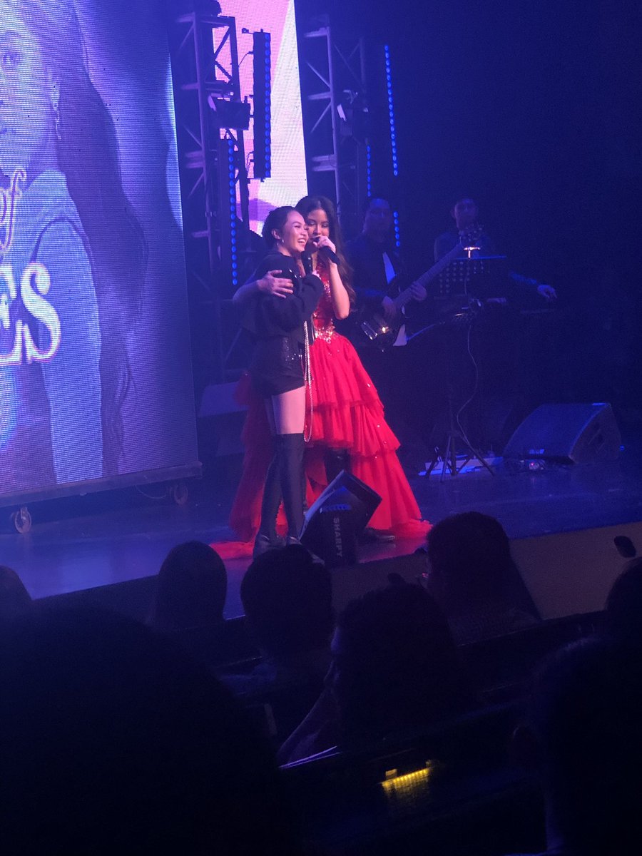 mimiwillfly's tweet photo. AC on stage!

#LoveALifeFullOfKISSES
@KissesDelavin https://t.co/UxMSgcUbyy