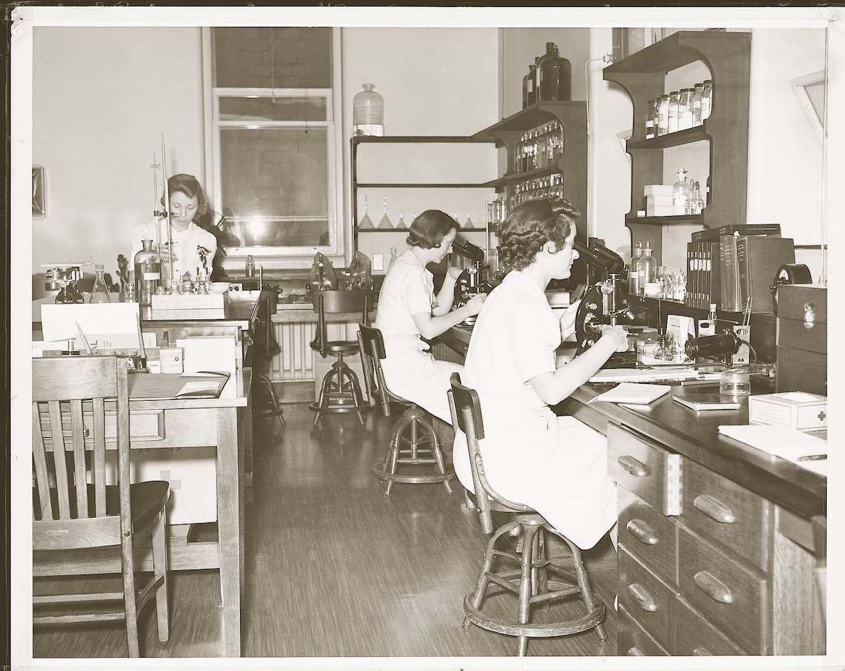 TuftsMedicalCtr's tweet image. Laboratory technicians work in the Tufts MC Clinical Pathology Laboratory, circa 1940. #TBT #LaboratoryProfessionalsWeek