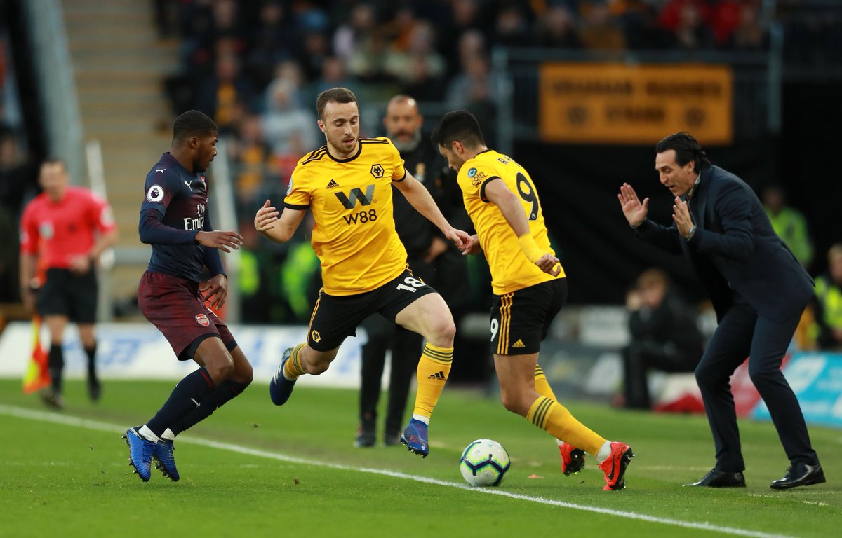 Pelatih Arsenal Uney Emery (kanan) menyaksikan perebutan bola di tepi lapangan persih di hadapannya.