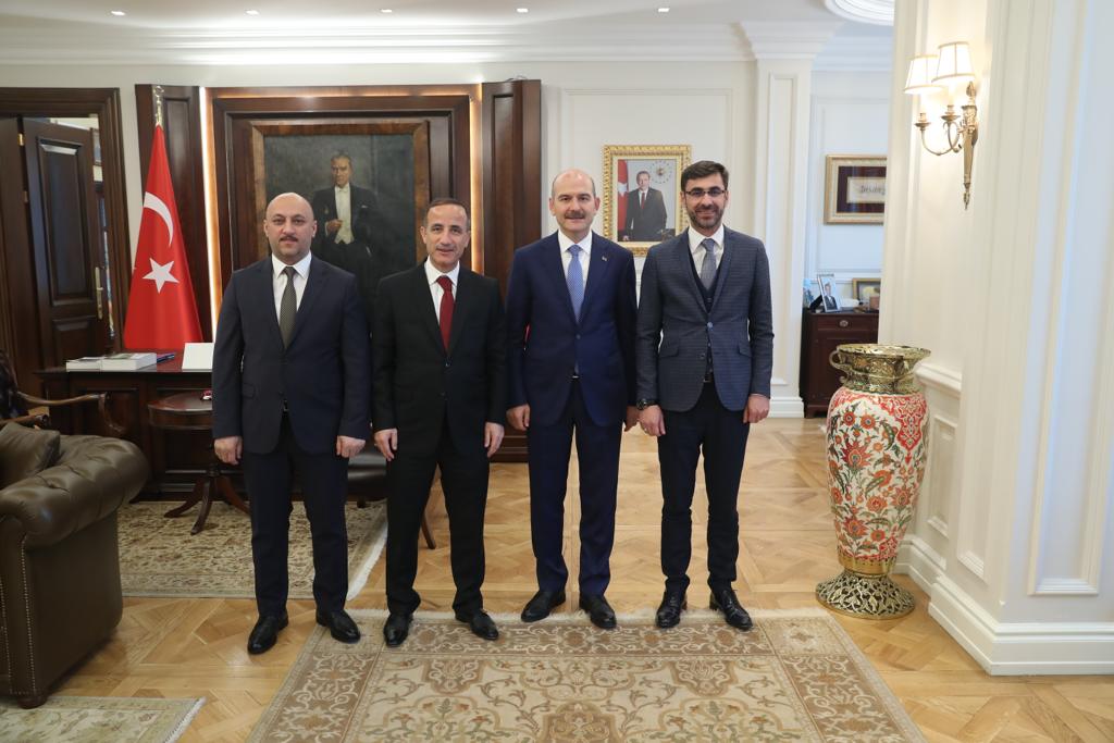 Haydi Bismillah
Milletvekilimiz Sayın Vahit Ķiler ve İl Başkanımız Sayın Engin Günceoğlu ile birlikte İçişleri Bakanımız Sayın Süleyman Soylu'yu ziyaret edip istişarelerde bulunduk. Bitlis'imize yapacağımız projelerde destek sözlerini aldık.