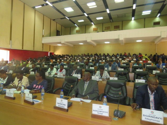 nshingamateka's tweet photo. 2 #Burundi le Ministre de l'agriculture l'invité du jour explique que ce don rime bien avec le programme u @BurundiGov  d'assurer la sécurité alimentaire et d'améliorer la situation nutritionnelle et le revenus delà population burundaises via #SAN et #PNDB qui sont outil orienion https://t.co/gLJdOXXyTJ