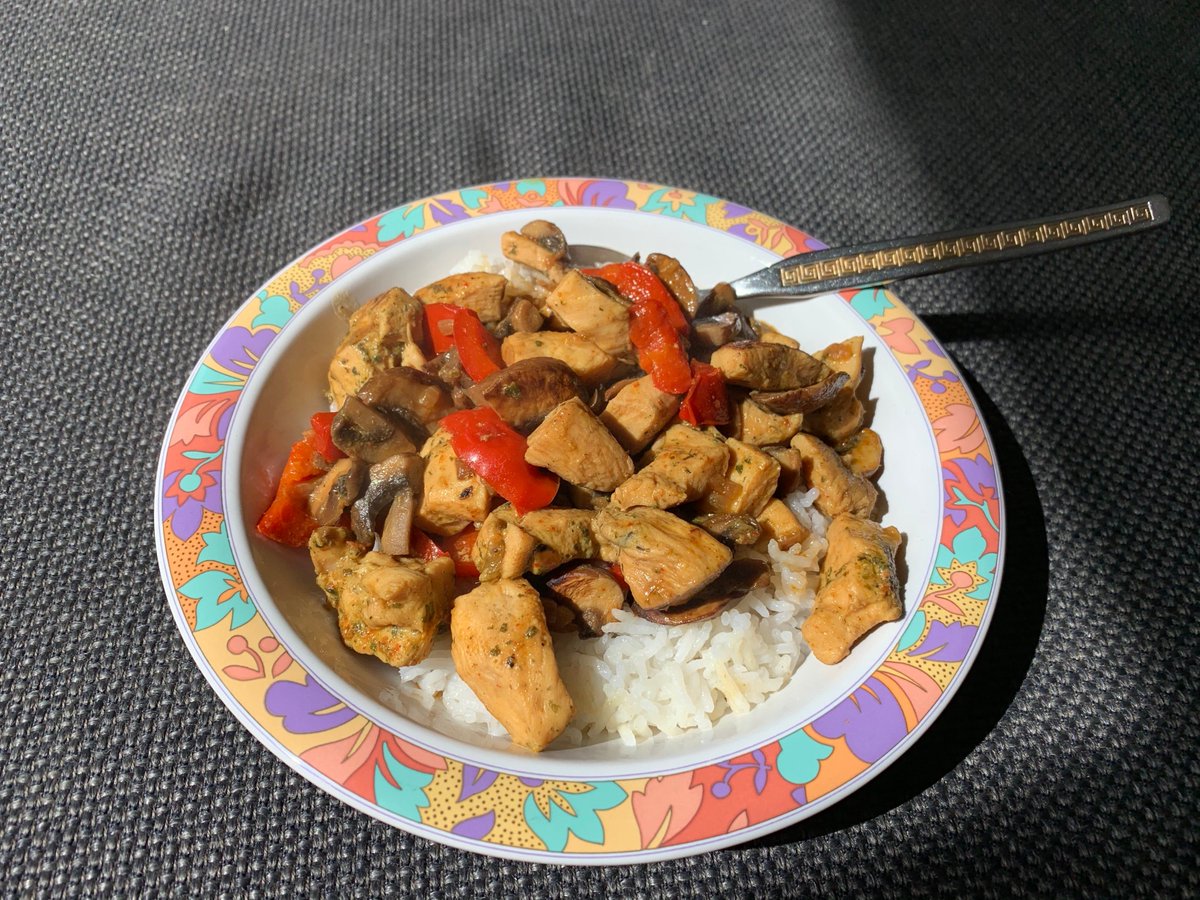 MariusThm's tweet image. #HähnchenCurry
Paprika, Zwiebel und Pilze mit Olivenöl andünsten, Pute dazugeben und scharf anbraten. 
Cremefine, Milch, Currypulver und ein Schuss Wasser anrühren und damit das Gebratene ablöschen.
Das Curry mit Reis servieren.
#SMSChallenge #11von100Tweets #SMSTexten #aal