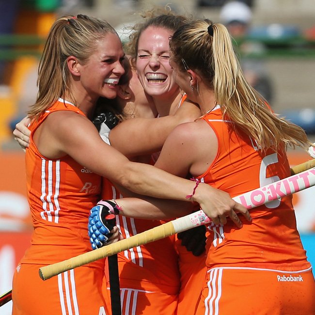 🔙 DUI-NED (1-5) tijdens de HWL 2015 in Rosario, de eerste interland van Alyson Annan als bondscoach van de Oranje Dames. Vreugde na de openingsgoal van Maartje Krekelaar, die net als Laurien Leurink haar eerste interland speelde. #Tbt