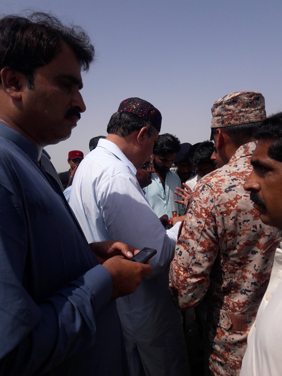 BhadaiShah's tweet photo. آمري پل تي جيئي سنڌ محاذ جو قافلو چئرمين رياض چانڊيو نواز شاھ ڀاڏائي سميت سوين ڪارڪن رينجرز ھٿان يرغمال روڊ بلاڪ بدتميزي قافلو رينجرز ۽ پوليس وٽ گرفتار https://t.co/LKM0KDu1I5
