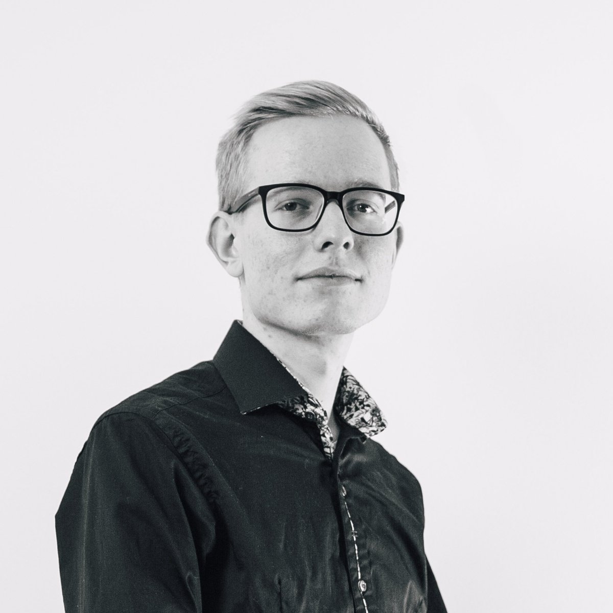 osakeliitto's tweet photo. "Toivonkin todella, ettei uusille sijoittajille ole maalailtu pelkästään ruusuista kasvua ja loputtomia tuottoja liian nopealla aikasyklillä." Lue Toni Pakarisen (@tonipaka) blogikirjoitus Viisas Rahasta https://t.co/zmke9MqJNu … #nuoretOS #sijoittaminen @NuoretOS https://t.co/EqLmJB1YM3