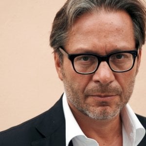 repubblica's tweet photo. #Permeil25aprileè #MassimoRecalcati: "È vedere le proprie catene, raccoglierle, alzarsi, liberarsi" #25aprile #Liberazione 
https://t.co/chN1XCKTQf https://t.co/3LnK6L9JjA