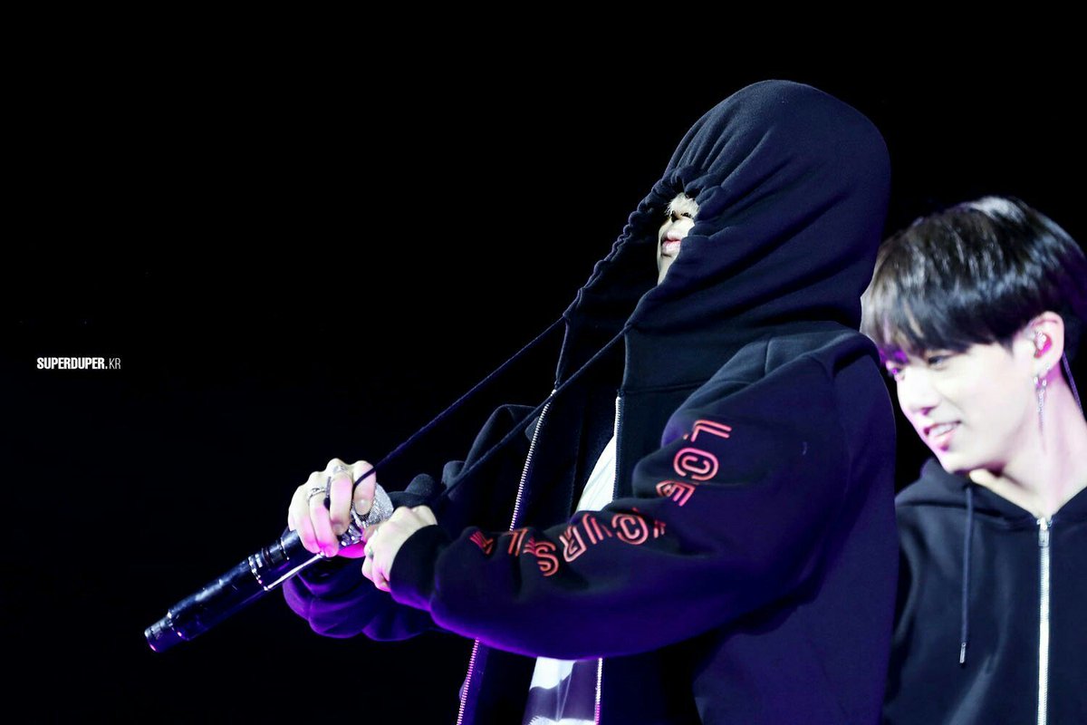 minshookycy9387's tweet photo. Do you know who is this??

😂����😂

#BBMAsTopSocial BTS @BTS_twt https://t.co/Jh9quvOuhI