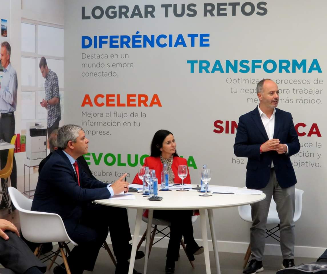 regades's tweet photo. 📷 Clausura de la jornada "estrategias para ganar tamaño empresarial en un contexto incierto" organizada por #Improven y el Círculo de Empresarios.
#ViaGalicia #ViaExterior #Internacionalización #MiércolesDeZonaFranca #VigoActivo #ARDÁN https://t.co/tan3U4Pf1H