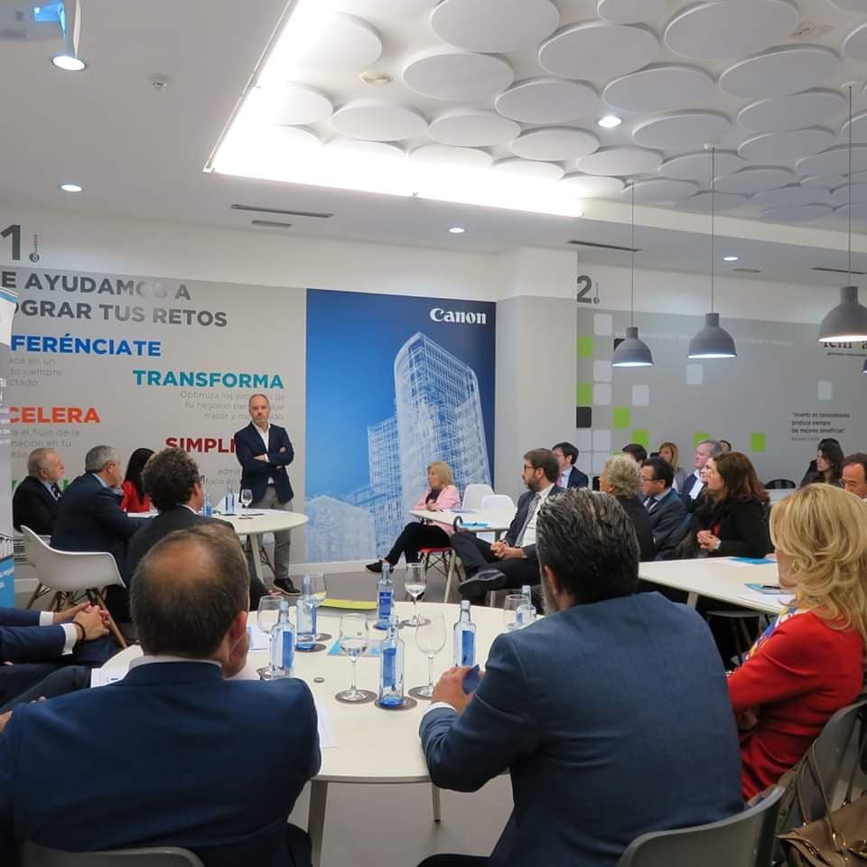 regades's tweet photo. 📷 Clausura de la jornada "estrategias para ganar tamaño empresarial en un contexto incierto" organizada por #Improven y el Círculo de Empresarios.
#ViaGalicia #ViaExterior #Internacionalización #MiércolesDeZonaFranca #VigoActivo #ARDÁN https://t.co/tan3U4Pf1H