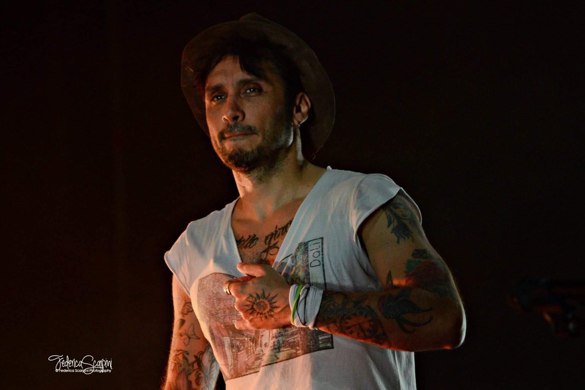 Ca89Carmen's tweet image. "Per me che sono nato fra i mostri del bivio
condizionato dalle ombre gettate sui passi che ho fatto
per un sogno enorme, enorme
chiuso dentro a una scatola che non ha forme"
#PerMe #FabrizioMoro #FigliDiNessuno 🎧💕