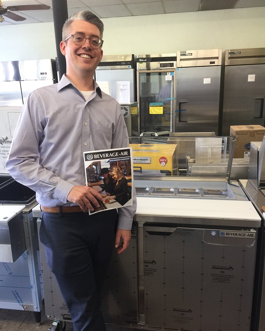 Beverage_Air's tweet photo. Steven from CMA doing a demo on a Beverage-Air sandwich prep unit with clear lids! #sandwichprep #clearlids #CMS #aligroupfs https://t.co/SRyXDDZ2Pt