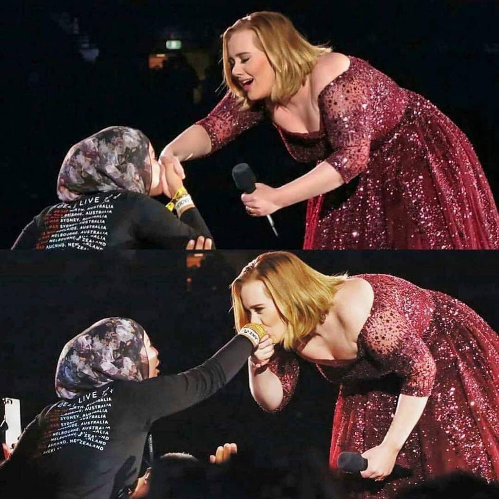 angie53070613's tweet photo. My favorite picture of #Adelelive2017. It’s so sweet ❤️ https://t.co/9OJo0NrSXJ