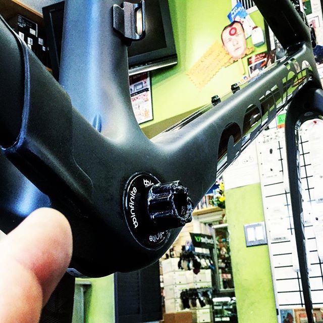 GarrisonCyclery's tweet photo. #chainsuck sucks and significant structural frame damage is a result of a mistimed up or #downshift 🙌🏼🙌🏼🙌🏼 #bravo @cervelocycles for coming up w/ a #lightweight #tidy #frameprotector to aid in lessening  our fellow riders mis-shift damages😬😕 #themoreyouknow #2019 #carbon #ce… https://t.co/ehAeIjc4Ki