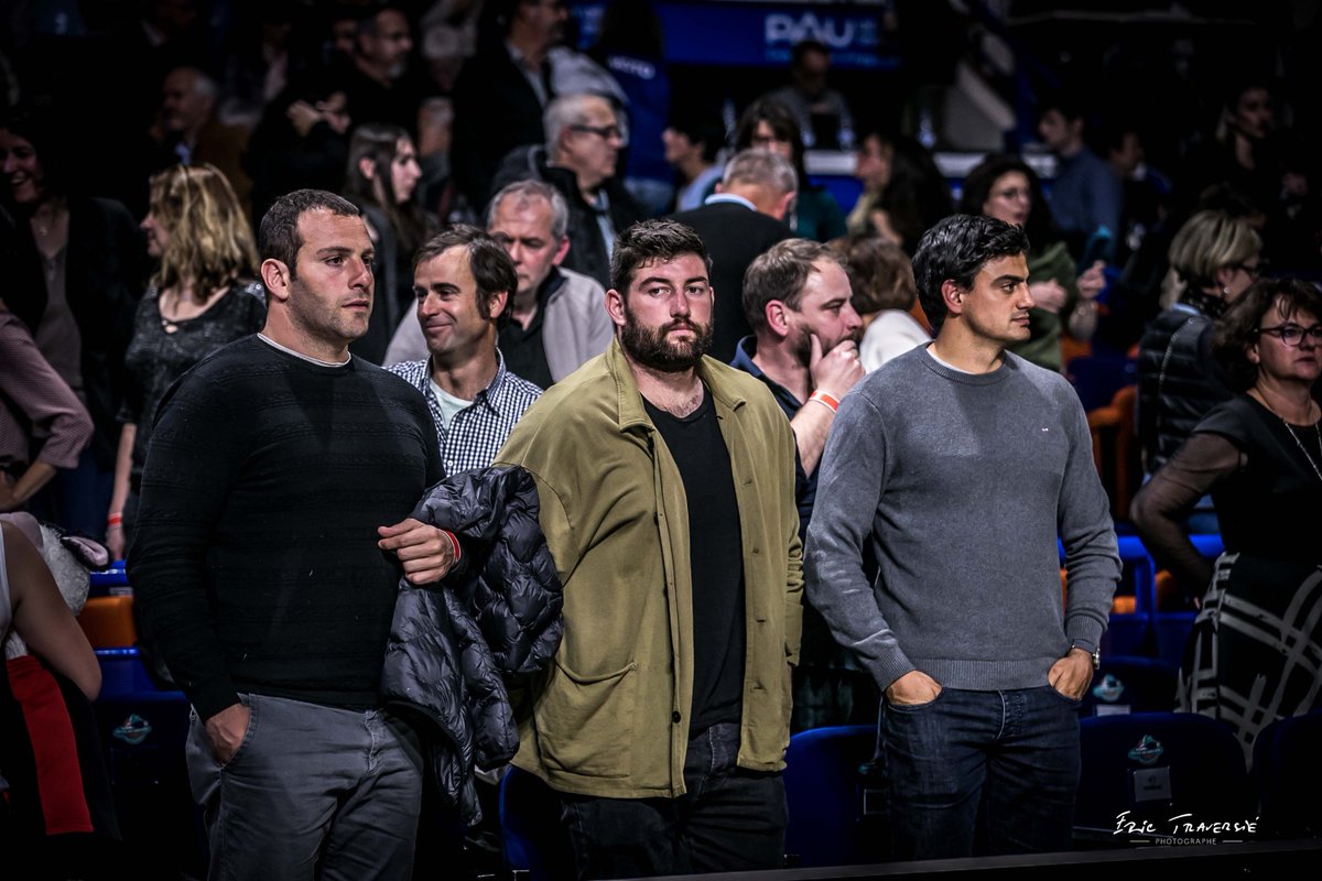 📸 Soutien très sud-américain 🇨🇱  🇦🇷 pour l'Elan face à Antibes avec la présence en box courtside de <a href="/ramonayarza/">J. Ramon Ayarza</a> <a href="/Jpiorlandi/">Juan Pablo Orlandi</a> et <a href="/tinbustosmoyano/">Martin Bustos Moyano</a> A l'instar des V&amp;B, les joueurs de l' <a href="/avironrugbypro/">Aviron Bayonnais</a> vivent eux aussi une fin de saison palpitante 👍 ©Eric Traversié