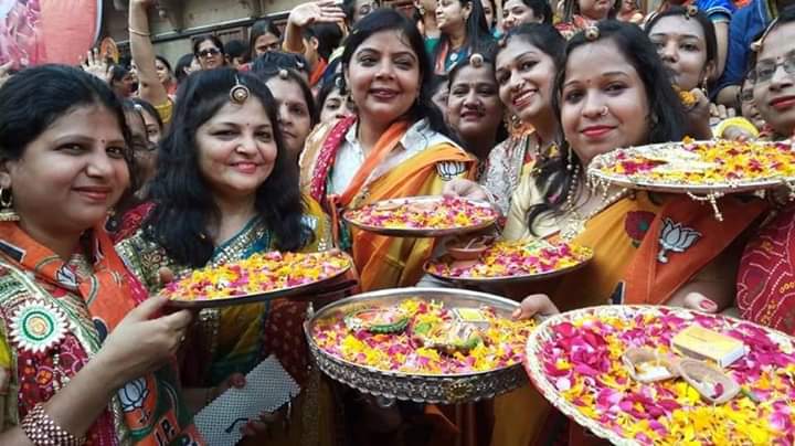 Baabusaheb's tweet photo. @narendramodi #KashiBoleNaMoNaMo 
#Varanasi #काशी 

🚩 शुबह बनारस 🚩
🚩  शाम बनास   🚩
🚩   मोदी तेरे      🚩
🚩  नाम बनारस  🚩

@narendramodi 
#ModiRoadShow 
#TheGreatModiShow https://t.co/ki0OwLfLyi