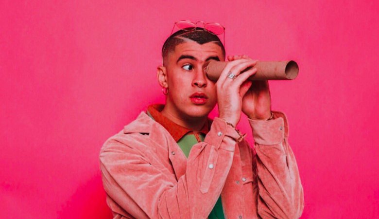 escandalamx's tweet photo. Y a mi Bad Bunny no le importa lo que digan las liosas y así se expresa con su estilo 💅... ¡Eso mamona! #DándoloTodo #Elleeeee #Mencantaaaa #MeDaCochinadaaaa https://t.co/JJjmpObwGB https://t.co/VLzODQIdRa