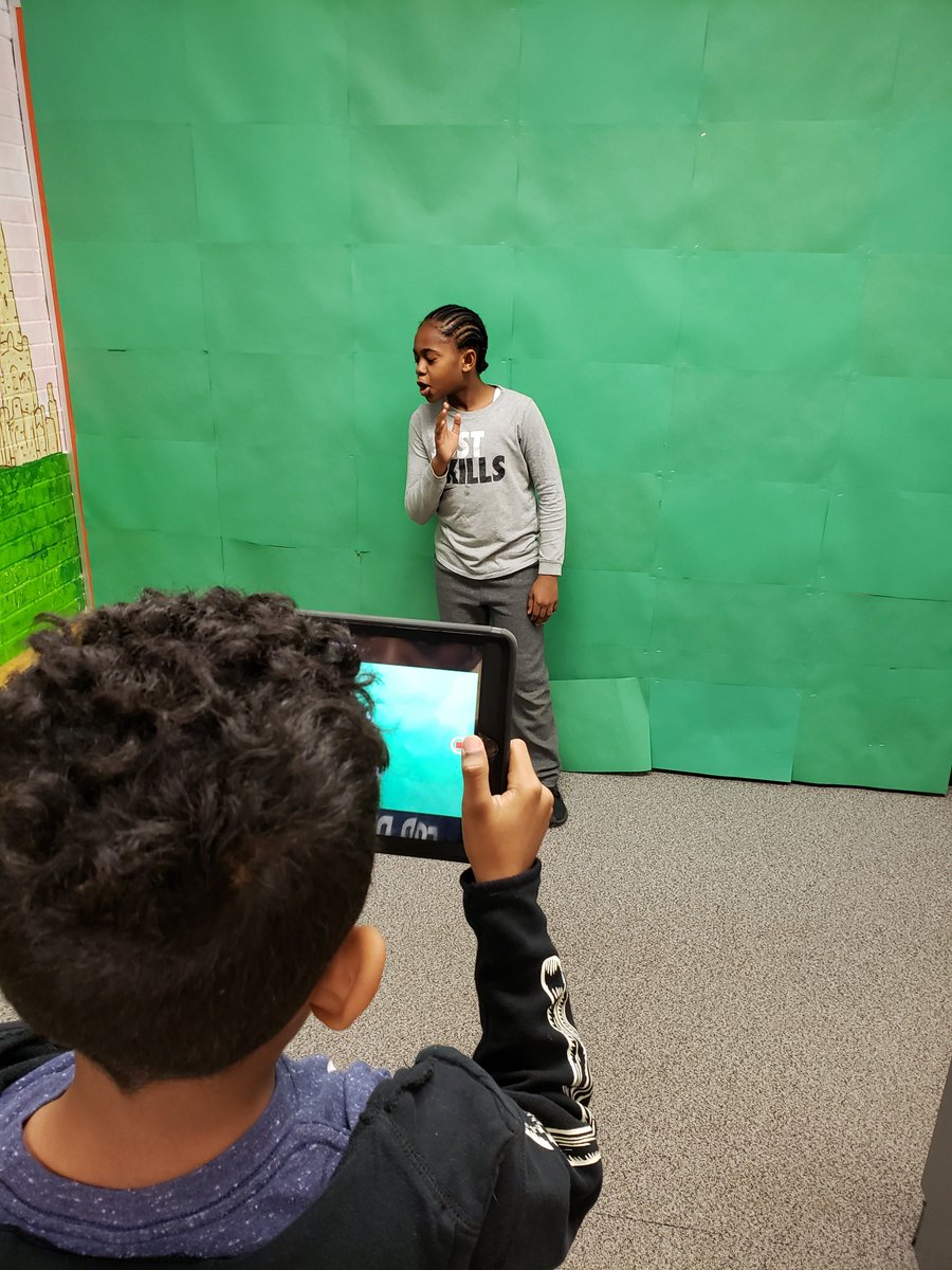 beyethebook's tweet photo. "Oh the Things You Can Do".......with Green Screen!
Beye's 4th and 5th grades are making commercials for 
            everything from FOX News to Wendys.@OakPark97@BeyetheWay#libraries97#daybeyeday https://t.co/GNe5Nyh8gQ
