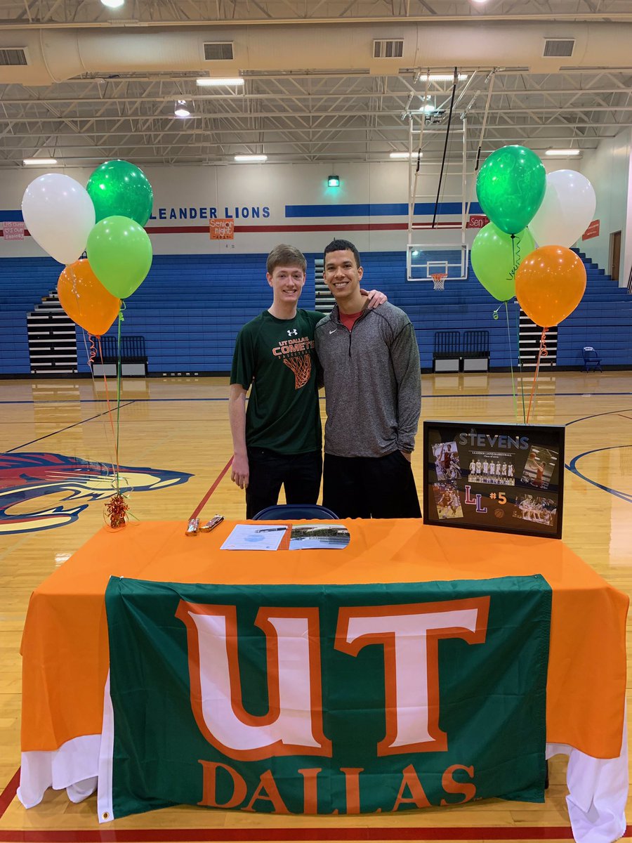 CoachWashHHS's tweet photo. So proud of these two! They get it. Basketball will only take you so far. The books matter too! I can’t wait to see you guys grow and excited to see what God has in store for you. @LETUMBB and @UTDALLAS_MBB got steals in Kyce @AsvpKyce and Hunter @HunterS5011 🎮 #OG #XboxCrew https://t.co/sTklfLOU7E