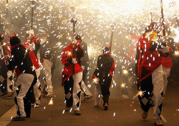 pl_mireia's tweet photo. 🔥 Els Apagallums de Camablanca i el @dracsantjust iniciaran demà un correfoc amb colles convidades: @pota_rojos, diables @VilassardeMar, @diableslagarsa i #DracdeCastelldefels 🧨A les 20:30h a la pl.Maragall!

🎙️Avui un dels membres dels Apagallums ens en parlarà al programa! https://t.co/u5XTTA5Xuk